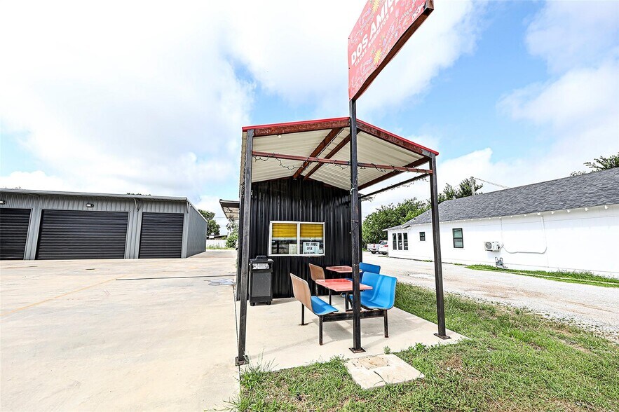 More Photos Of 406 W Wise St, Bowie Industrial For Sale