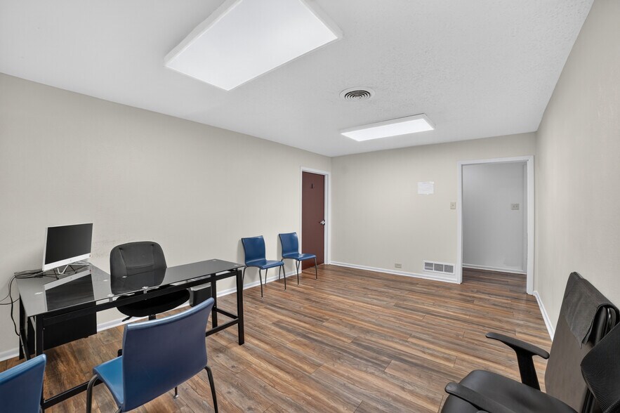 More Photos Of 108-110 W Grove St, Kaufman Office For Lease