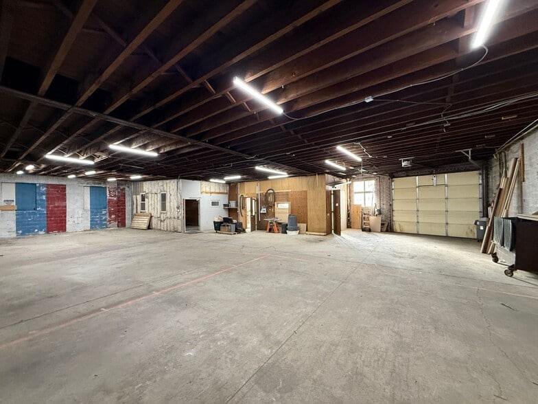 More Photos Of 7107 73rd Pl, Glendale Warehouse For Sale