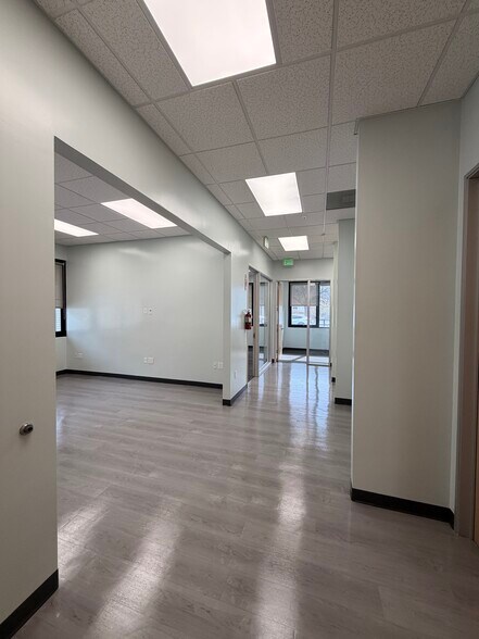 More Photos Of 5142 Clareton Dr, Agoura Hills Showroom For Lease