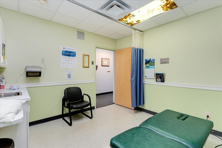 More Photos Of 207 Stage Rd, Hampstead Office For Sale