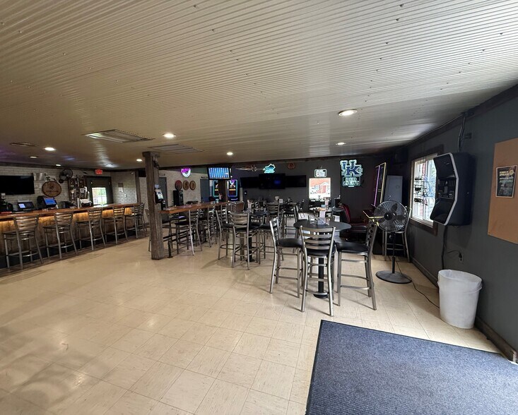 More Photos Of 1917 Old Main St, Maysville Specialty For Sale