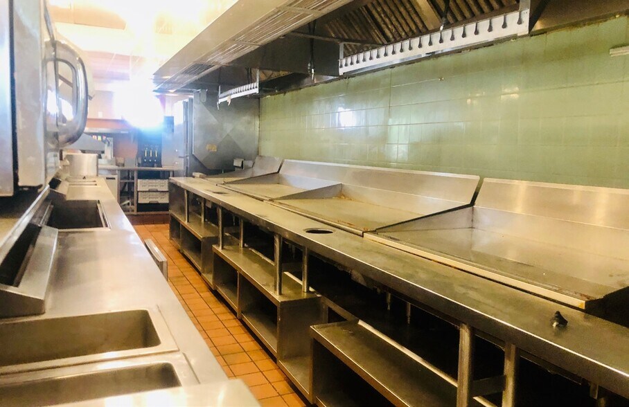 Primary Photo Of 8700 Midlothian Tpke, North Chesterfield Restaurant For Sale