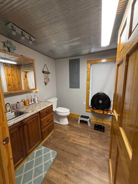 More Photos Of 615 W Benton St, Buffalo Flex For Sale