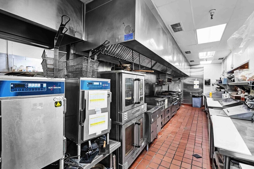 More Photos Of 72620 El Paseo, Palm Desert Restaurant For Sale