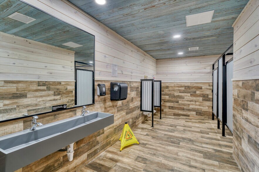 More Photos Of 710 S May St, Madisonville General Retail For Sale