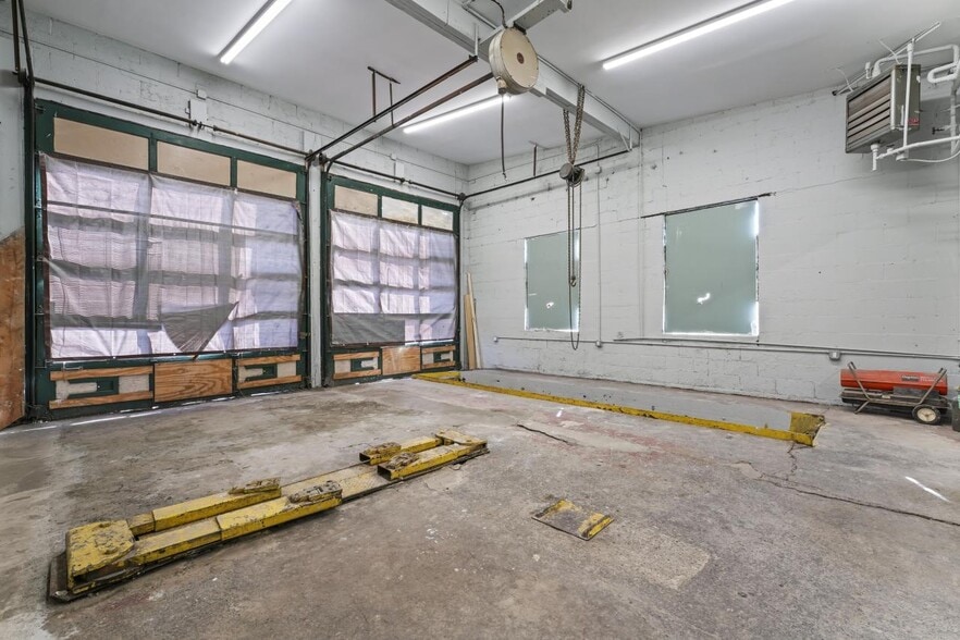 More Photos Of 178 Columbia Tpke, Rensselaer Auto Repair For Sale