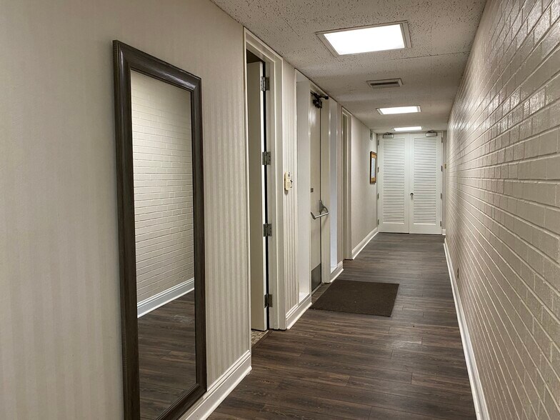 More Photos Of 9400 Village Green Dr, Shreveport Office For Lease