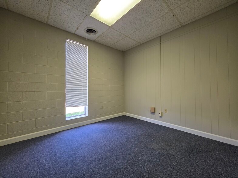 More Photos Of 404 St Andrews Dr, Greenville Office For Lease
