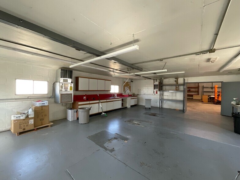 More Photos Of 1007 Cherry st, Effingham Flex For Sale