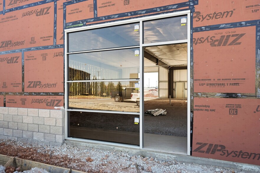 More Photos Of 2420 S 8th St, Rogers Flex For Lease