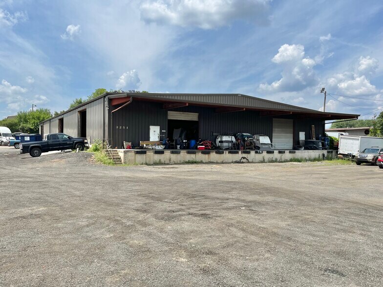 More Photos Of 3251 Robinson Cir, Charlotte Warehouse For Sale