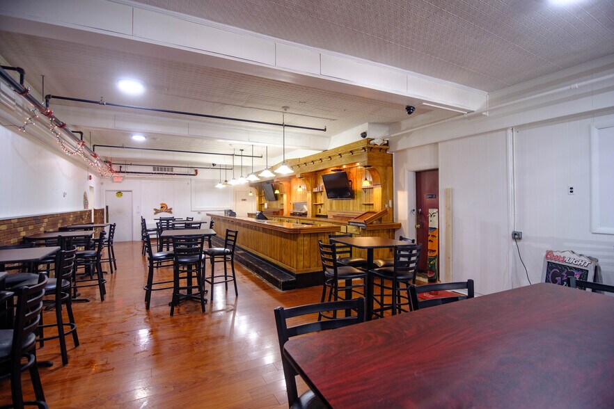 More Photos Of 8-10 E Hoosac St, Adams Restaurant For Lease