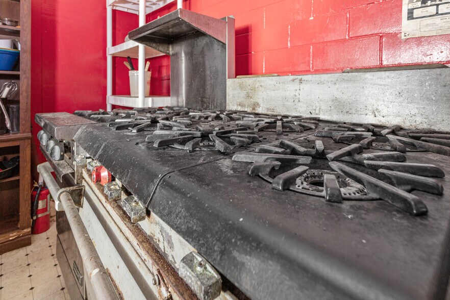 More Photos Of 301 N Wheeler Rd, Colmesneil Freestanding For Sale