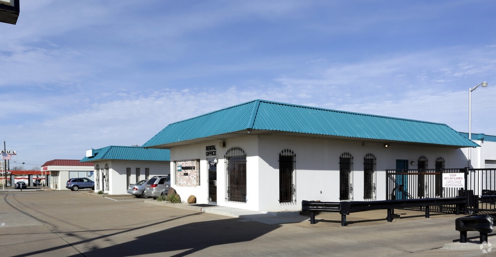 More Photos Of 2229 W Division St, Arlington Self Storage For Lease