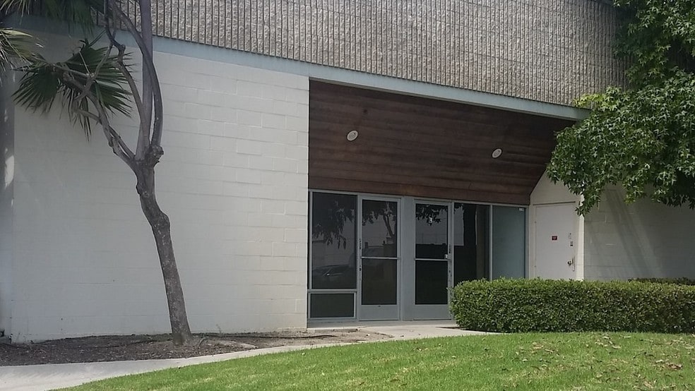 More Photos Of 2889 Bunsen Ave, Ventura Warehouse For Lease
