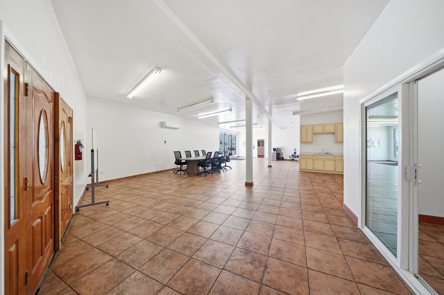 More Photos Of 4373 Telegraph Rd, Los Angeles Distribution For Lease