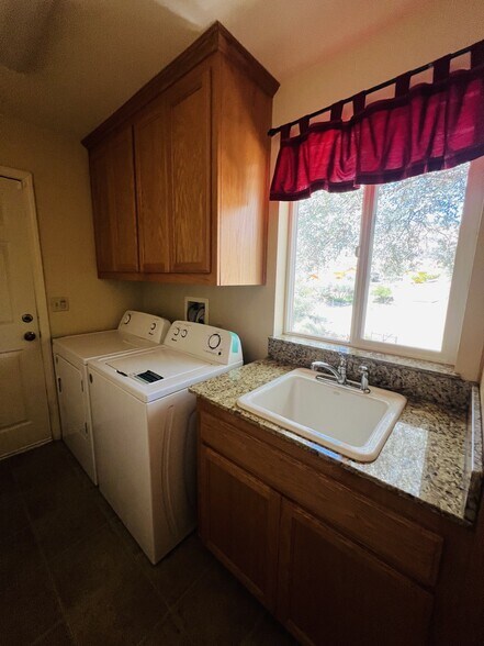 More Photos Of 5109 Smith Rd, Mariposa Office For Sale