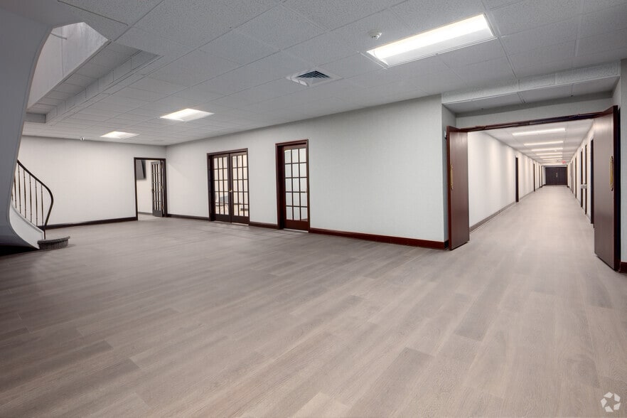 More Photos Of 188 Industrial Dr, Elmhurst Office For Lease