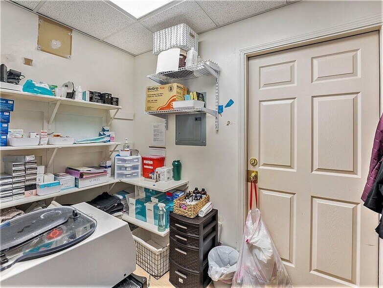 More Photos Of 1103 S US Highway 169, Smithville Storefront Retail Office For Lease