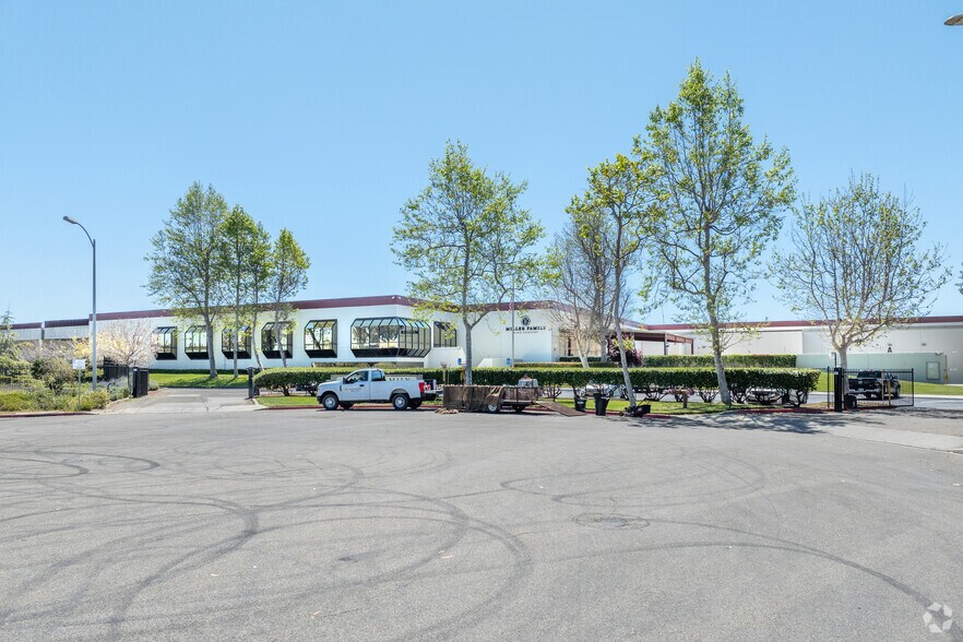 More Photos Of 2717 Aviation Way, Santa Maria Warehouse For Lease