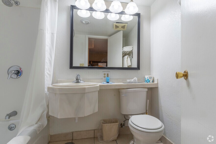 More Photos Of 1208 N Colorado Ave, Brush Hotel For Sale