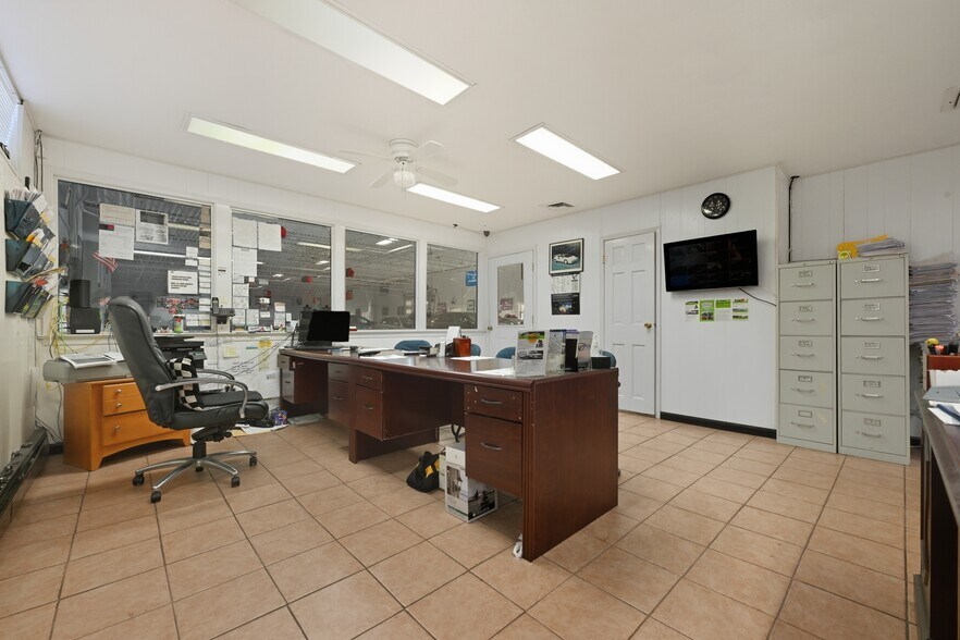 More Photos Of 11 Lucon Dr, Deer Park Showroom For Sale