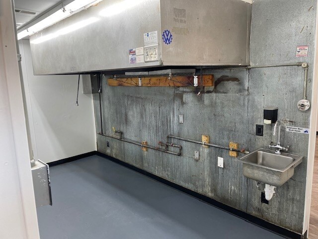 More Photos Of 502 N 3rd St, Ozark Storefront Retail Office For Sale