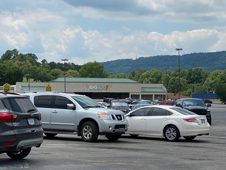 More Photos Of 1496 N Gateway Ave, Rockwood Storefront For Lease