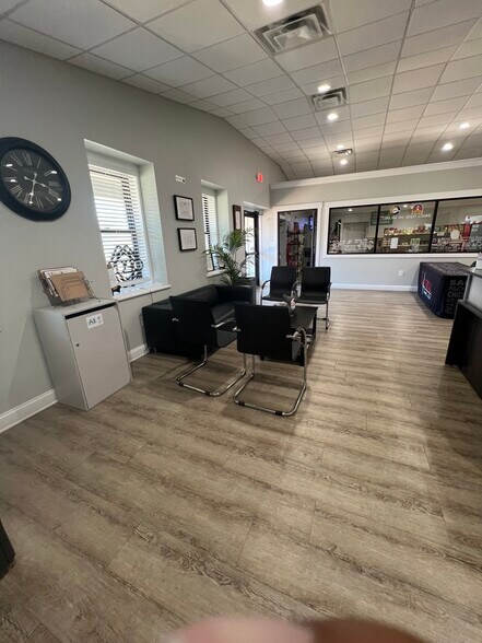 More Photos Of 909 SW Atlanta Rd, Gainesville Office For Lease
