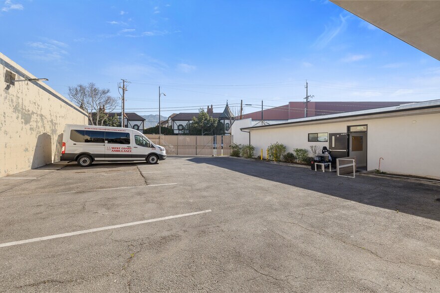 More Photos Of 121-123 S Victory Blvd, Burbank Storefront Retail Office For Sale