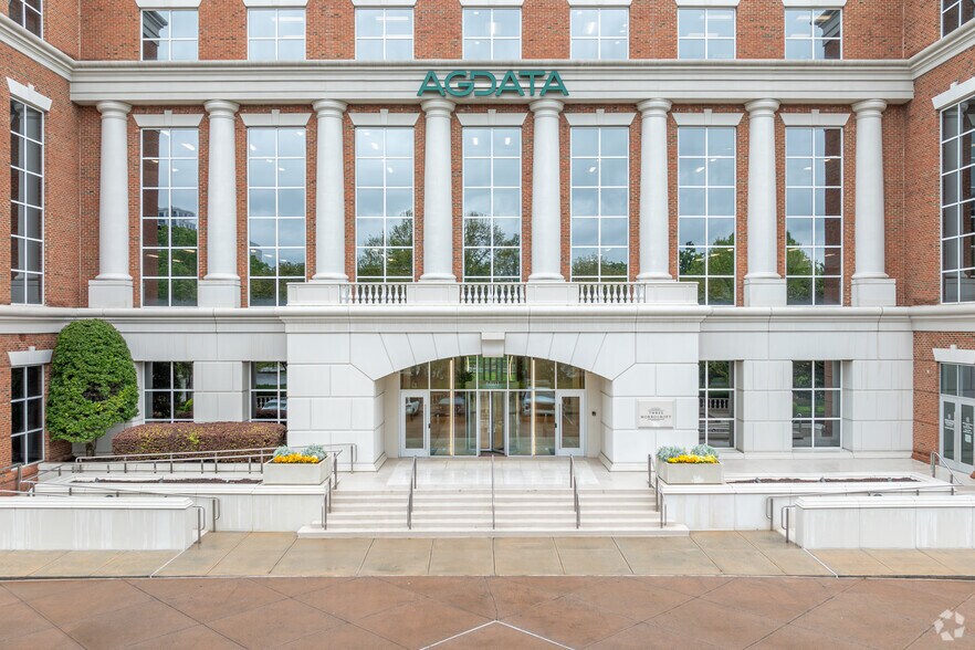 More Photos Of 6801 Carnegie Blvd, Charlotte Office For Lease