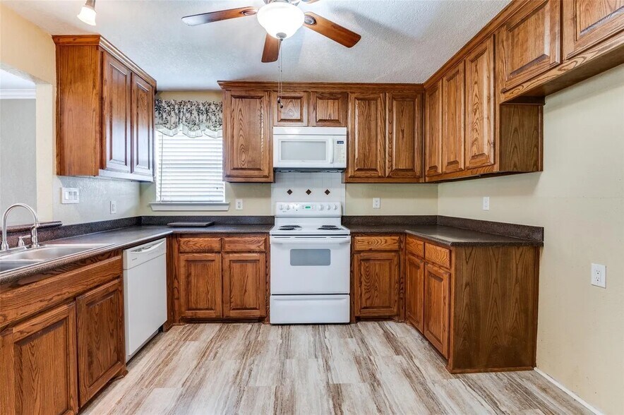 More Photos Of 1003 FM664 Ferris, TX, Red Oak Office For Sale