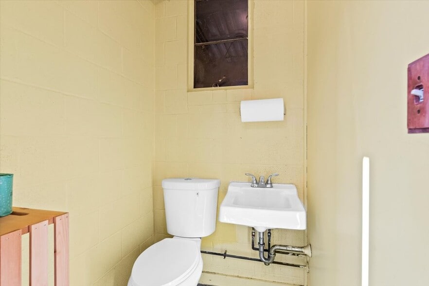 More Photos Of 256 Benmont Ave, Bennington Freestanding For Sale