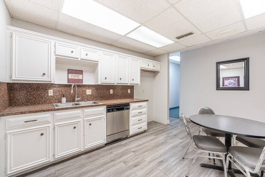 More Photos Of 4718 S Loop 289, Lubbock Office Residential For Lease