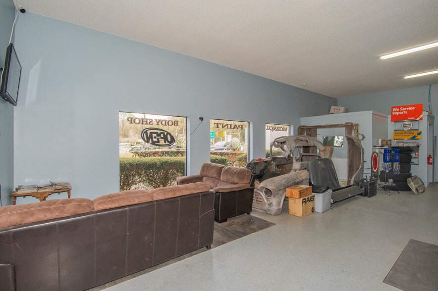 More Photos Of 982 E Hartshorn Ln, Holder Auto Repair For Sale