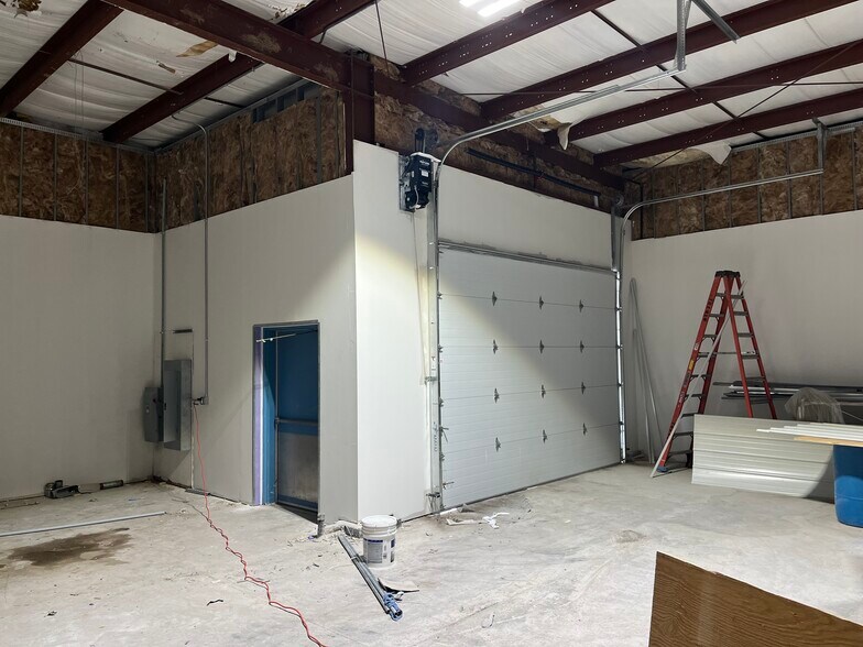 More Photos Of 2728 84th St, Omaha Warehouse For Lease