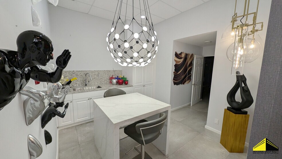 More Photos Of 2741 W 76th St, Hialeah Warehouse For Lease