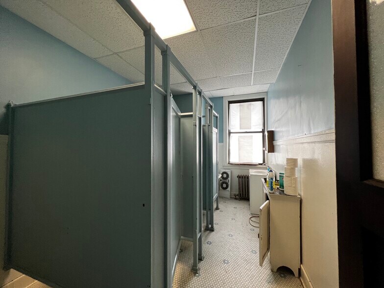 More Photos Of 1949 W 48th St, Chicago Religious Facility For Sale