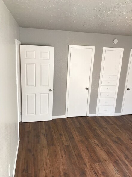 More Photos Of 511 W Cleveland St, Alvin Apartments For Sale