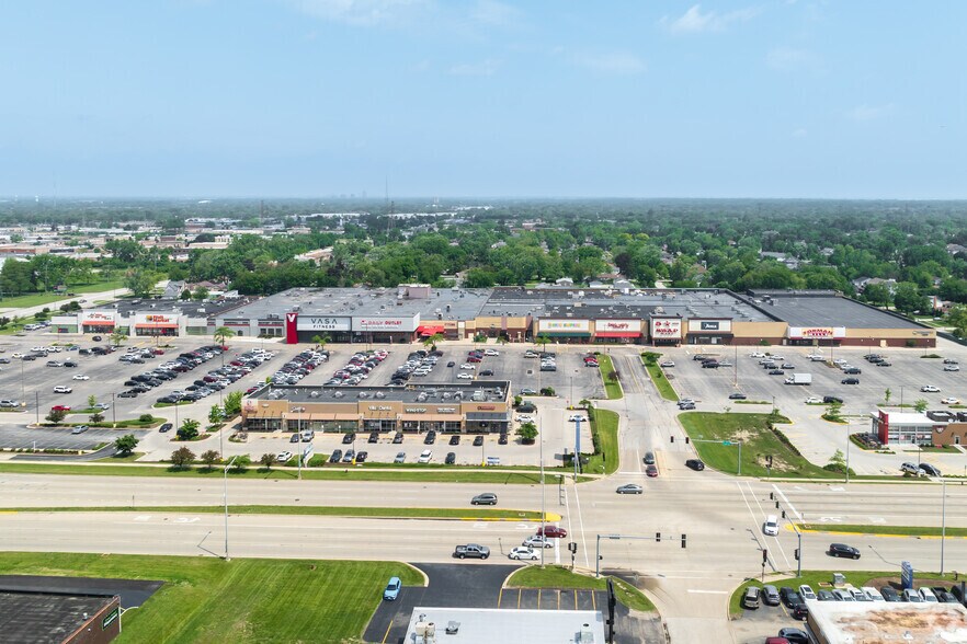 More Photos Of 202-300 W North Ave, Villa Park Unknown For Lease