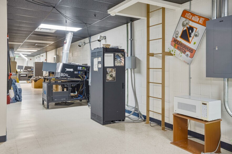 More Photos Of 655 N Opportunity Dr, Columbia City Movie Radio TVStudio For Sale