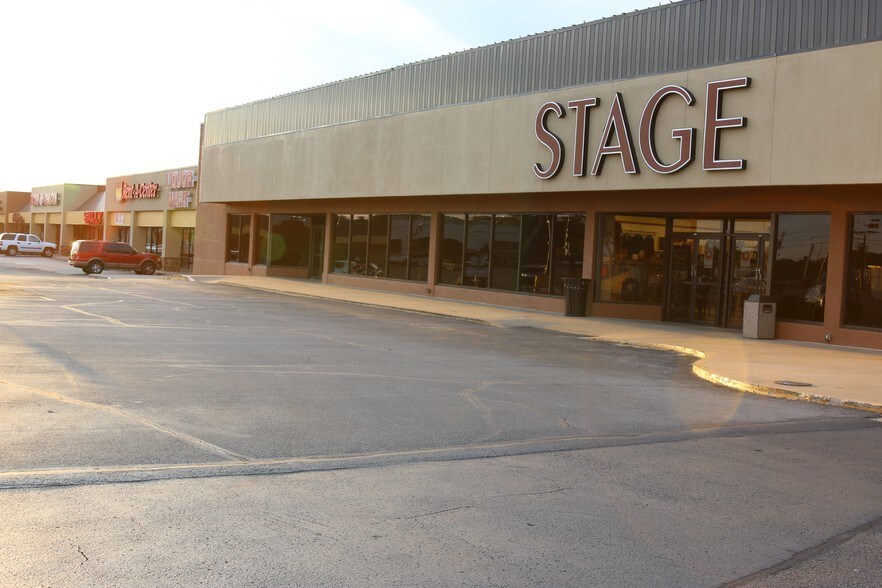 More Photos Of 728-732 W New Orleans St, Broken Arrow Unknown For Lease