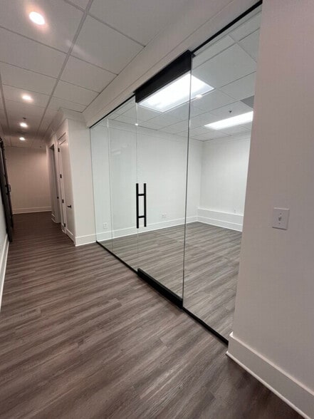 More Photos Of 295 W Crossville Rd, Roswell Office For Lease