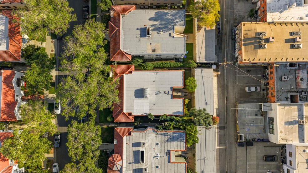 More Photos Of 127 S Sycamore Ave, Los Angeles Apartments For Sale