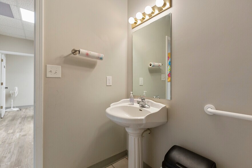 More Photos Of 1300 Gardiner Ln, Louisville Medical For Sale