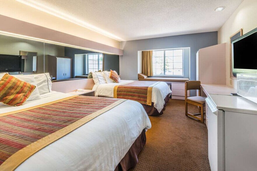 More Photos Of 11831 NW Plaza Cir, Kansas City Hotel For Sale