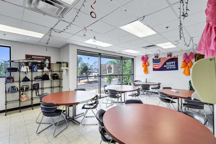 More Photos Of 2000 W 1st St, Tempe Light Manufacturing For Sale