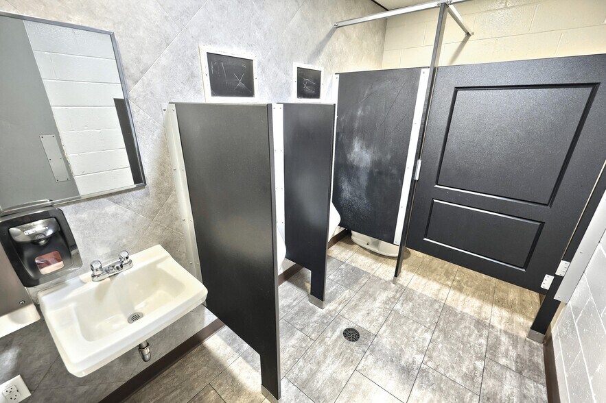 More Photos Of 1 Cherry St, Seven Valleys General Retail For Sale