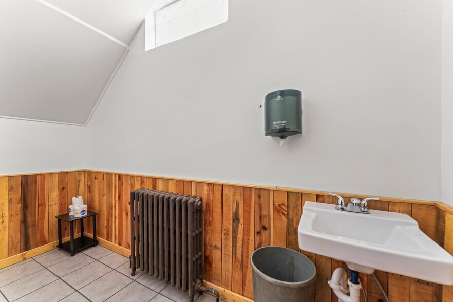 More Photos Of 105 Holbert Stretch, Dilliner Bar For Sale